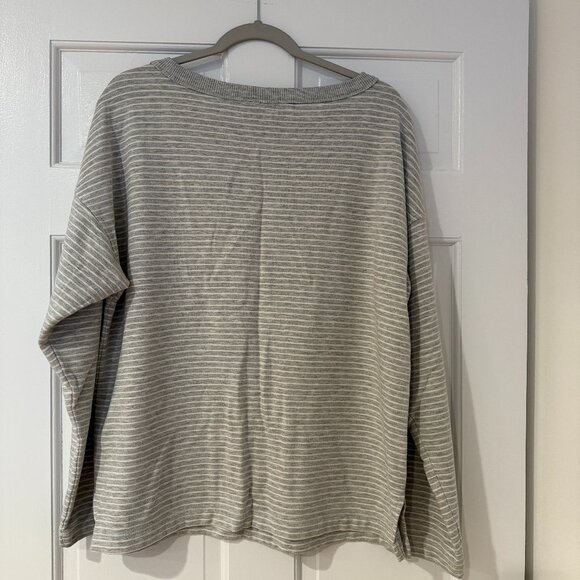 Vineyard Vines Women's Crewneck Sweatshirt -- Large - Picture 2 of 3